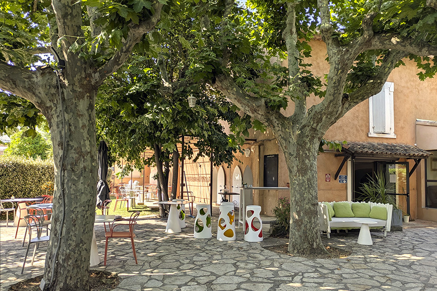 terrasse-LaCauquiere Salle du restaurant La Cauquiere-Beausset